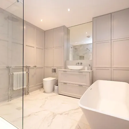 Deluxe 3-bedroom On Princes Street Overlooking Castle Apartment *