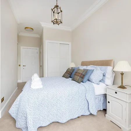 Apartment Deluxe 3-bedroom On Princes Street Overlooking Castle Edinburgh