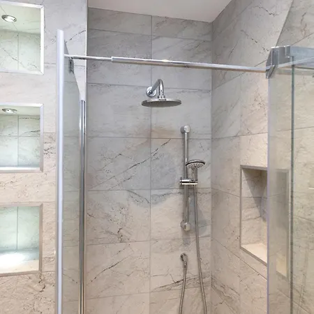 Deluxe 3-bedroom On Princes Street Overlooking Castle * Edinburgh