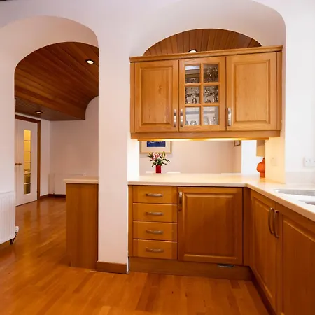 Deluxe 3-bedroom On Princes Street Overlooking Castle Apartment