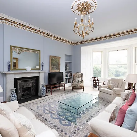 Deluxe 3-bedroom On Princes Street Overlooking Castle Apartment *