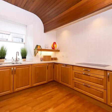 Apartment Deluxe 3-bedroom On Princes Street Overlooking Castle *