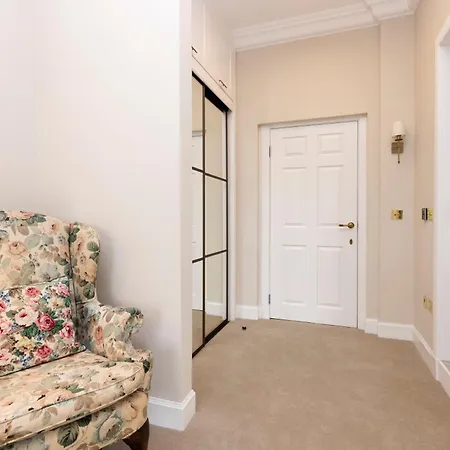 Apartment Deluxe 3-bedroom On Princes Street Overlooking Castle