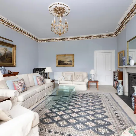 Deluxe 3-bedroom On Princes Street Overlooking Castle Apartment *