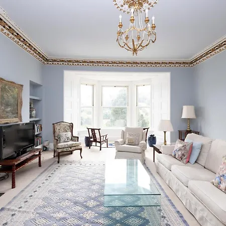 Apartment Deluxe 3-bedroom On Princes Street Overlooking Castle *