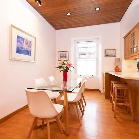 Apartment Deluxe 3-bedroom On Princes Street Overlooking Castle Edinburgh