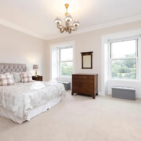 Deluxe 3-bedroom On Princes Street Overlooking Castle Edinburgh