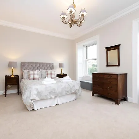 Deluxe 3-bedroom On Princes Street Overlooking Castle * Edinburgh