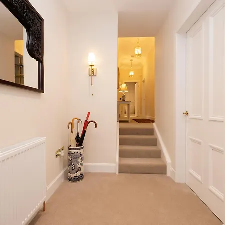 Deluxe 3-bedroom On Princes Street Overlooking Castle Appartement
