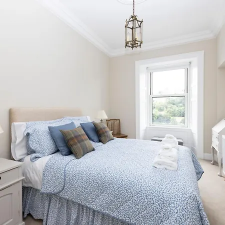 Apartment Deluxe 3-bedroom On Princes Street Overlooking Castle