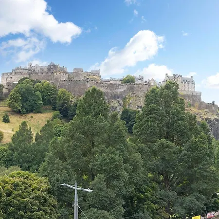 Deluxe 3-bedroom On Princes Street Overlooking Castle * Edinburgh