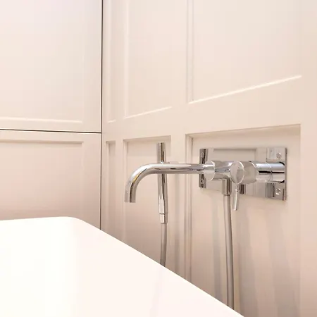 Deluxe 3-bedroom On Princes Street Overlooking Castle Apartment
