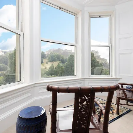 Deluxe 3-bedroom On Princes Street Overlooking Castle Apartment *