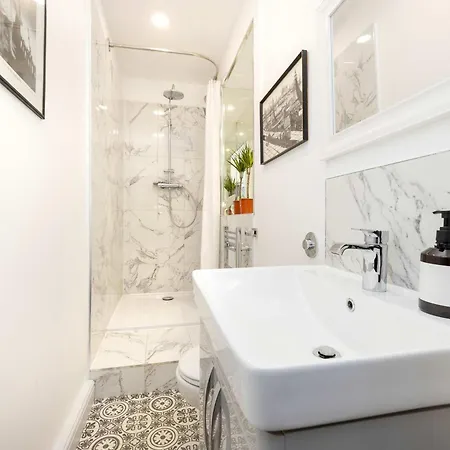 Joivy Spacious 2-bedroom Ground Floor Flat شقة