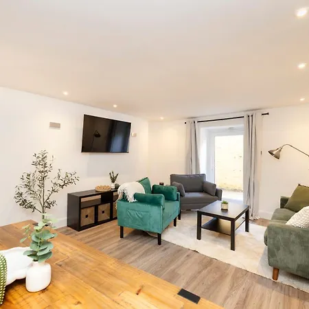 Joivy 3br Flat In Haymarket With Free Parking *