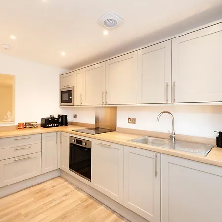 Joivy 3br Flat In Haymarket With Free Parking شقة