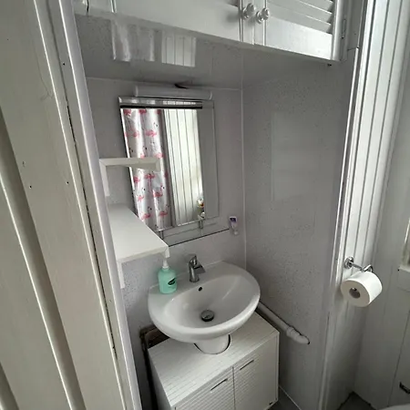 Appartement Bright Bedroom With King Side Bed And Share Bathroom Édimbourg