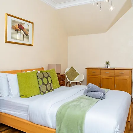 Luxury 4-bedroom Townhouse, Free Parking, Near Portobello Beach, Sleeps 8 Apartament