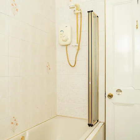 Luxury 4-bedroom Townhouse, Free Parking, Near Portobello Beach, Sleeps 8 Apartament