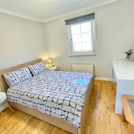 Double With Private Bathroom And Parking In 2 Bedroom Shared Flat Privatunterkunft
