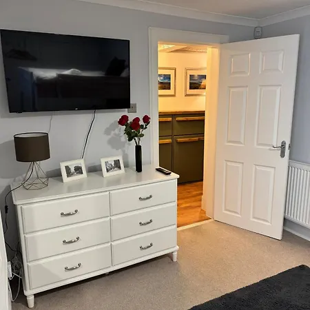 Spacious 2-bedroom In Spylaw Park Apartament *