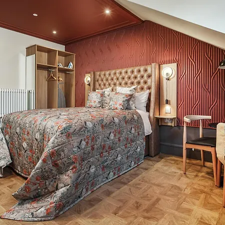 Bonnie - Smart Boutique - Haymarket 4*