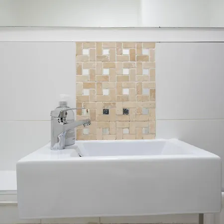 Centre House - 5 Bedrooms - Sleeps 9 - Parking