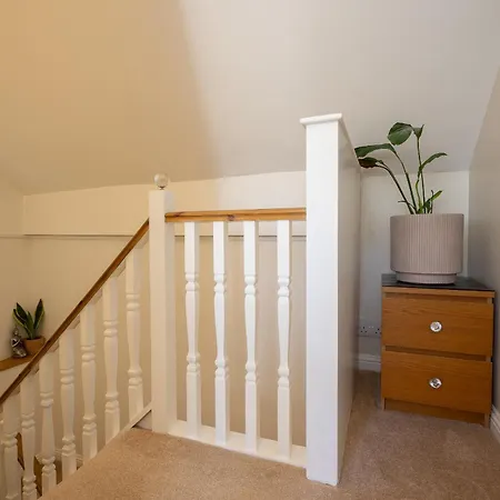 Centre House - 5 Bedrooms - Sleeps 9 - Parking *