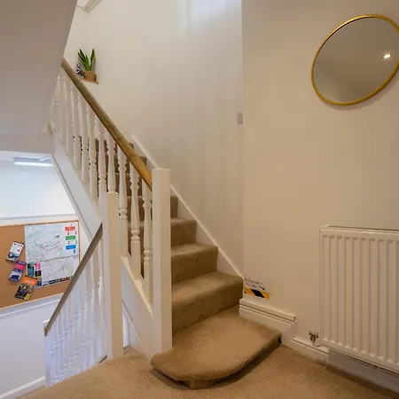 Centre House - 5 Bedrooms - Sleeps 9 - Parking *