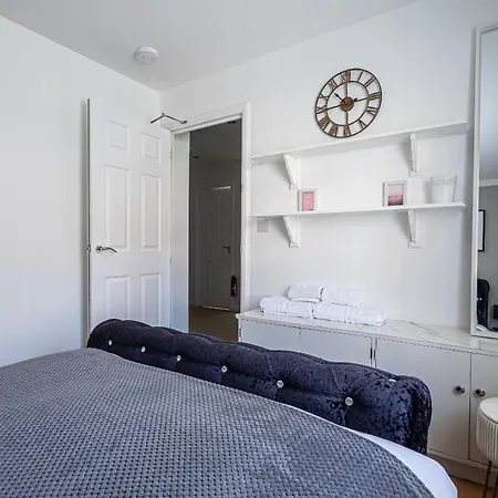 Centre House - 5 Bedrooms - Sleeps 9 - Parking Сasa de vacaciones