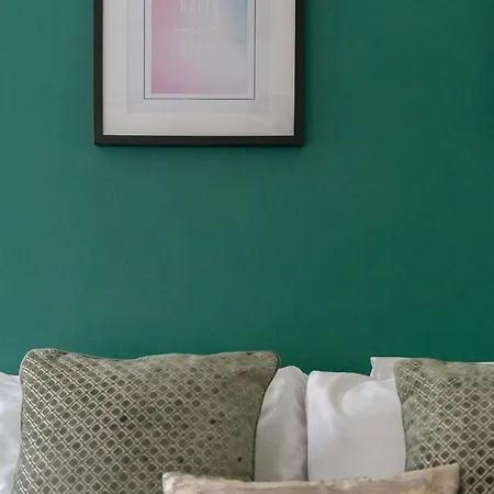 Centre House - 5 Bedrooms - Sleeps 9 - Parking