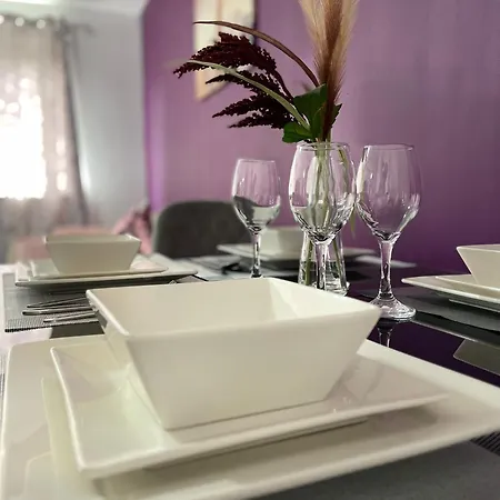 Chic 2 Bed With Free Parking- Recently Redecorated, 10 Minutes To Centre