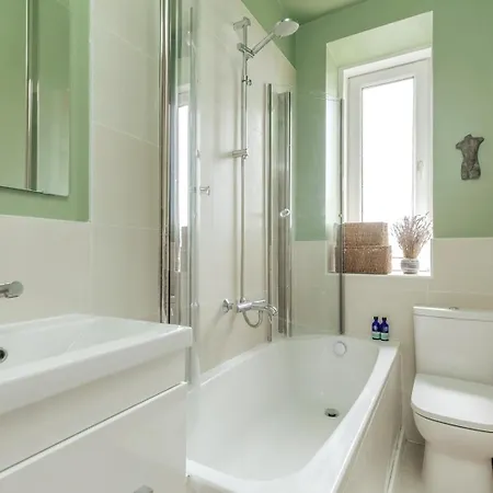 Castle Views! Stylish 2bd Flat, Sleeps 4 公寓
