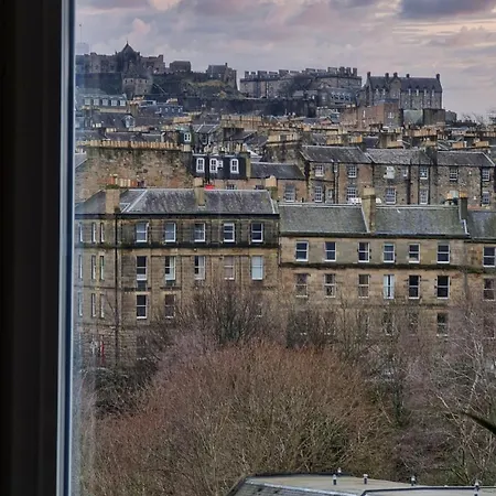 Apartamento Castle Views! Stylish 2bd Flat, Sleeps 4 Edimburgo