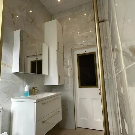 Stylish 3 Bed 2 Bath Ground Floor Main Door Flat In Marchmont Edimburgo