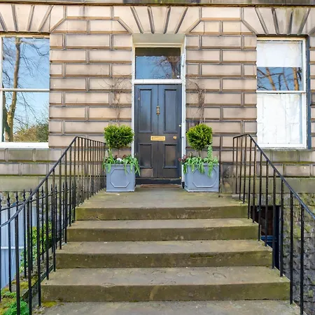 Stunning Flat, New Town, - Perfect Location *