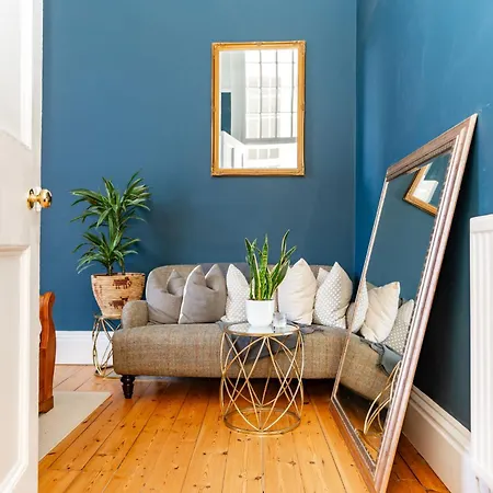 Stunning Flat, New Town, - Perfect Location *