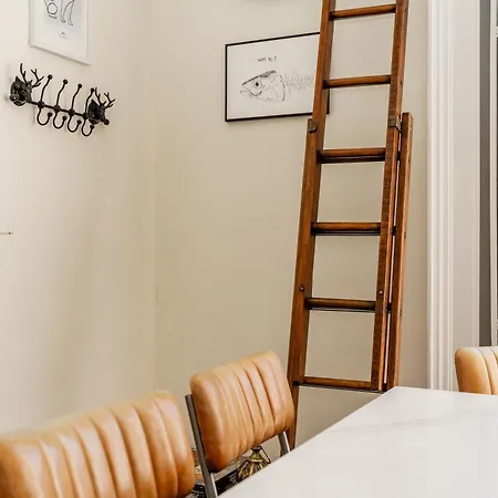 Stunning Flat, New Town, - Perfect Location *