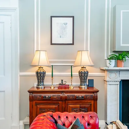 Stunning Flat, New Town, - Perfect Location *