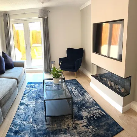 3 Bedroom - 2 Bathroom Townhouse In Corstorphine Near Murrayfield Stadium - Direct Bus To Centre In 20 Minutes - Two Private Parking Spaces - Private Sunny Garden - Recently Refurbished * Édimbourg