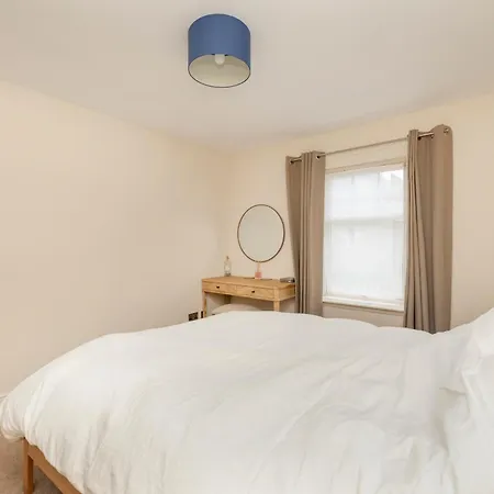 Apartment Charming 2-bedroom - Ground Floor *