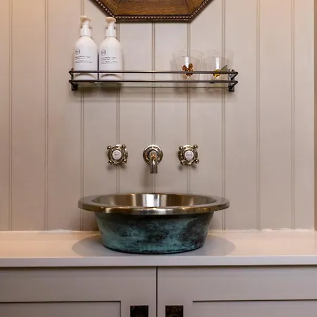 Luxury Wood Panelled West End Gf Flat