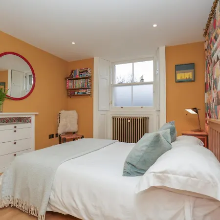 Luxury Wood Panelled West End Gf Flat