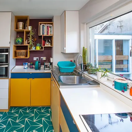 Mid-century Gem Steps From The Lägenhet *