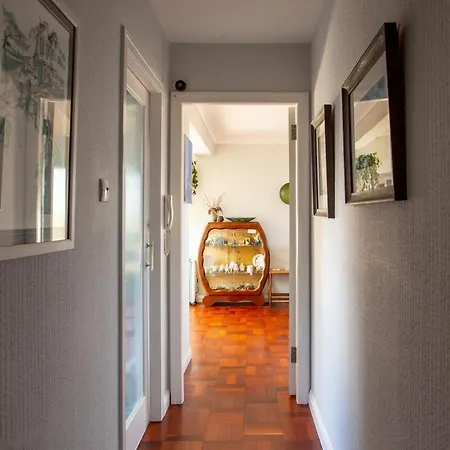 Mid-century Gem Steps From The Lägenhet *