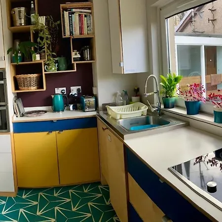 Mid-century Gem Steps From The Lägenhet *