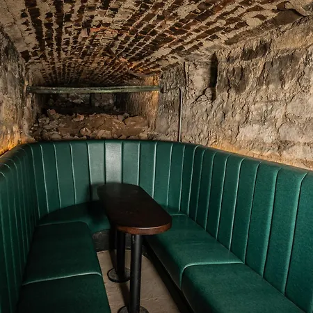 Code Pod - The Court - Hostel *