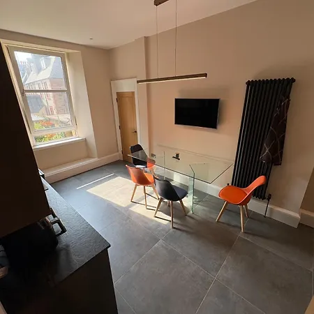 Spacious 2 Bed - Perfect Location Lejlighed *