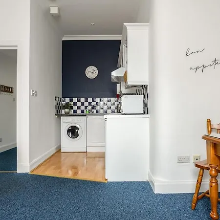 Cosy & Quiet Flat Near Haymarket Station