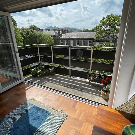 Mid-century Gem Steps From The Lägenhet Edinburg